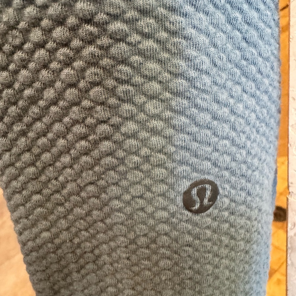 Men’s Lululemon Blue Textured Hoodie with zip pockets. - Picture 4 of 6